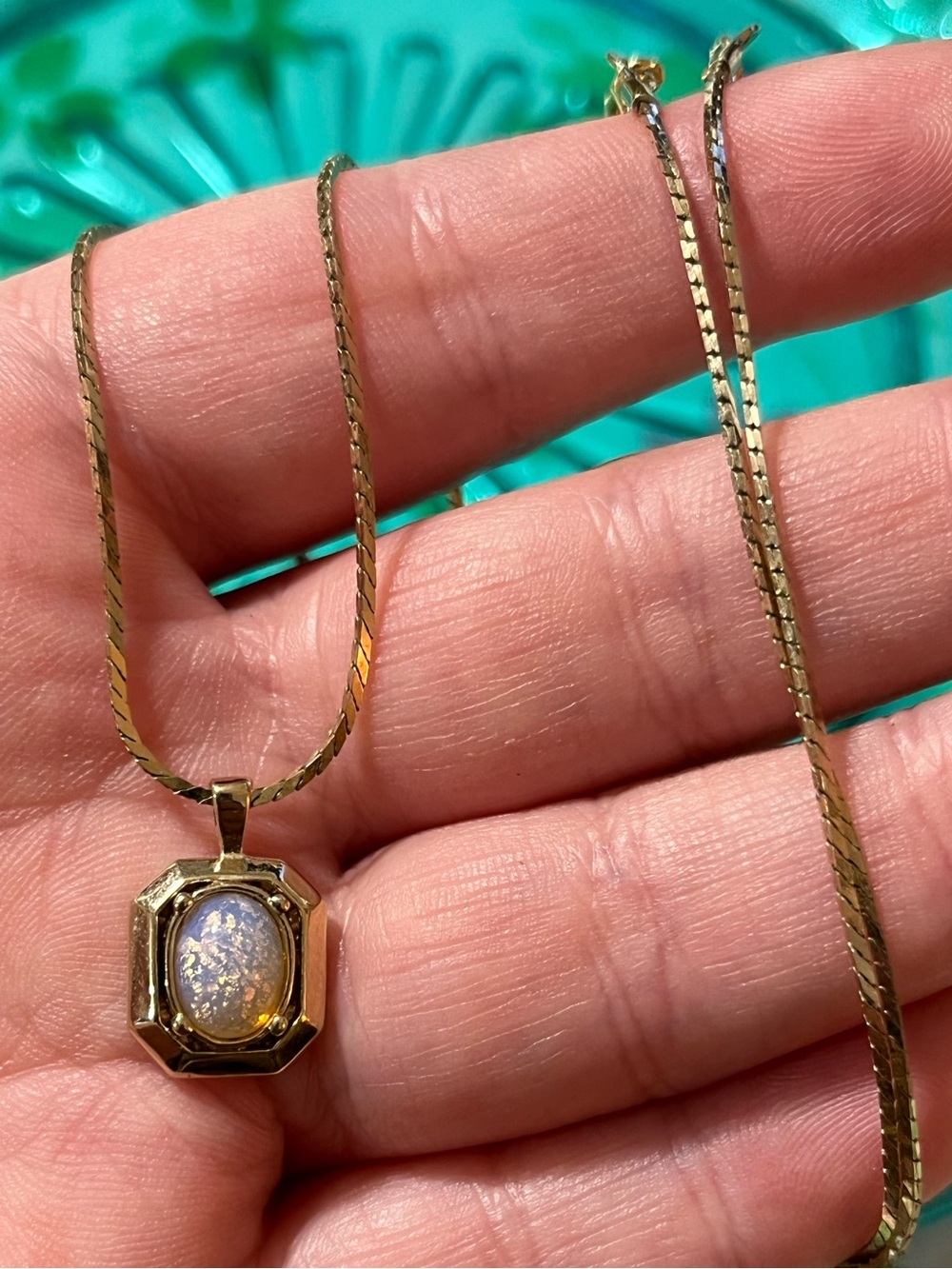 Vintage Avon Signed Fiery Glow Faux Opal Gold Tone Costume Jewelry Necklace